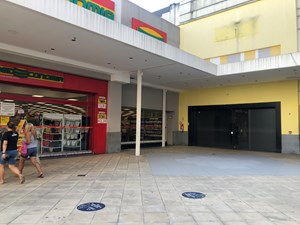 Visão do ponto Ampla Loja no Patio Guadalupe ao lado da entrada principal do Supermercado